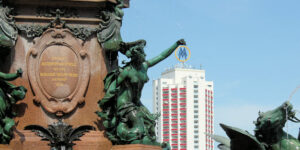 Warum heißt der Mendebrunnen auch Nuttenbrunnen?