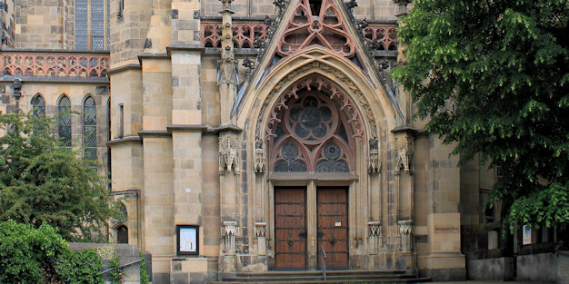 Thomaskirche, Busparkplätze an der Westseite