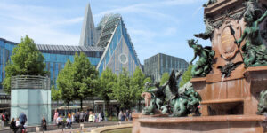 Universität und Mendebrunnen auf den Augustusplatz in Leipzig