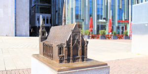 Modell der 1968 gesprengten Paulinerkirche vor der Universität Leipzig
