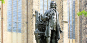 Denkmal für Johann Sebastian Bach vor der Thomaskirche in Leipzig