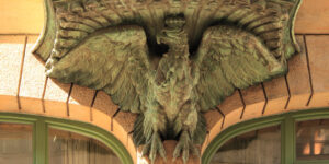 Hauszeichen an der Adler-Apotheke