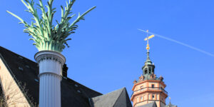 Nikolaisäule und Nikolaikirche in Leipzig