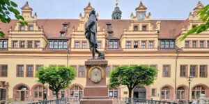 Denkmal für den Studenten Johann Wolfgang Goethe auf dem Naschmarkt in Leipzig