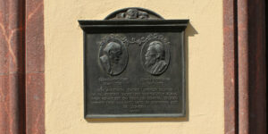 Gedenktafel für Georg Böttiger und Edwin Bormann am Alten Rathaus in Leipzig