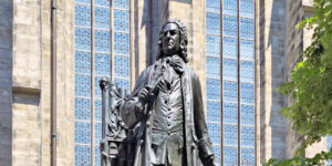 Johann Sebastian Bach vor der Thomaskirche in Leipzig