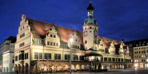Das Alte Rathaus am Markt in Leipzig am Abend